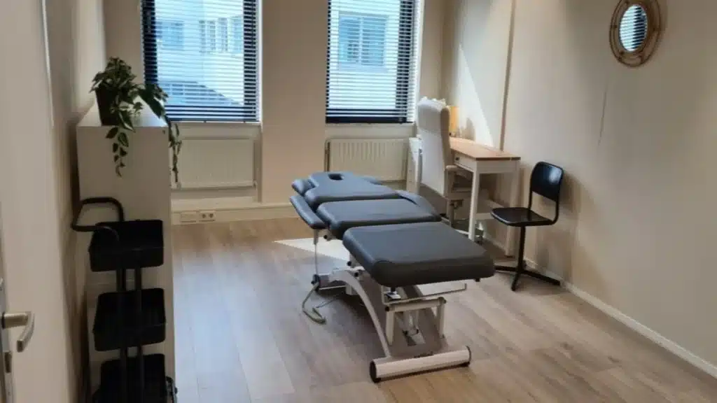 Behandelruimte van Rekamassage met rustige, warme inrichting.