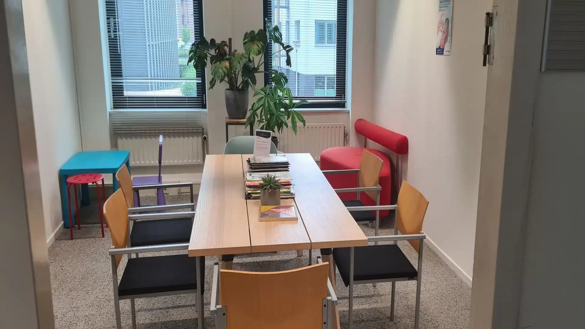 Wachtkamer van Rekamassage met comfortabele stoelen en een rustige sfeer.