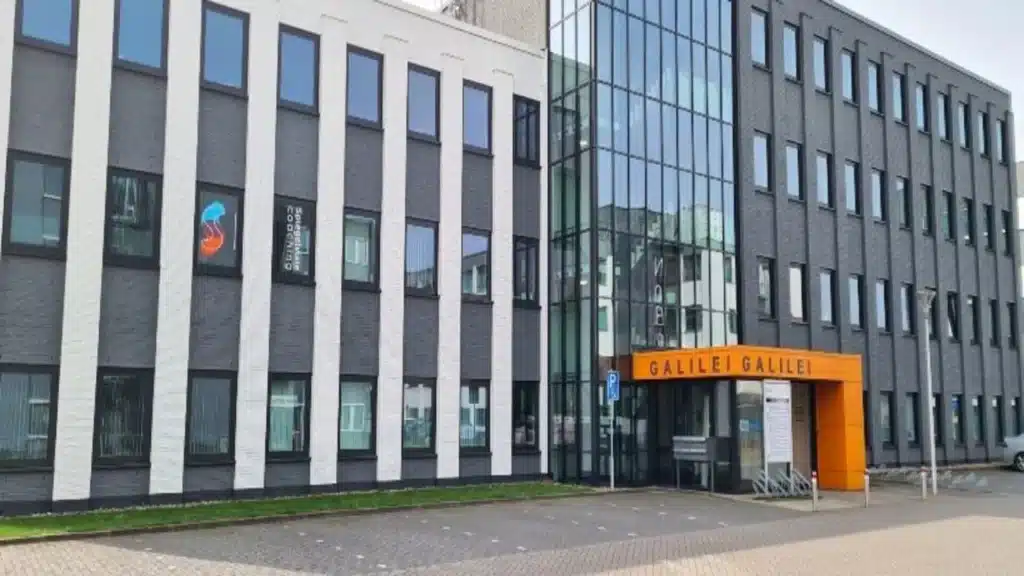 Gebouw waar Rekamassage gevestigd is, met duidelijke gevel.